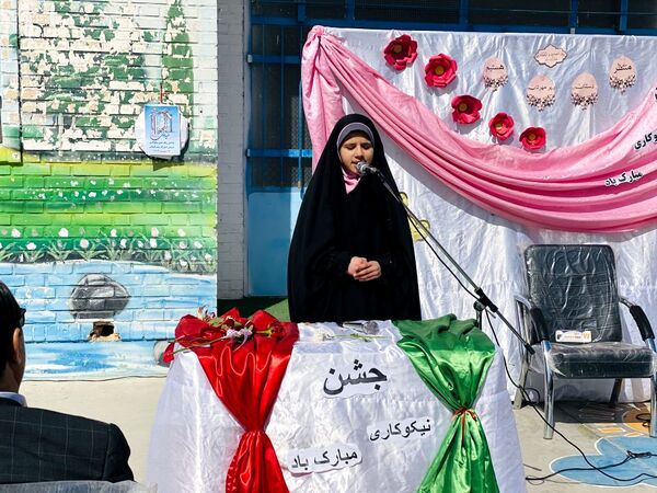نواختن زنگ جشن نیکوکاری در دبستان زینب قهرمانی مه ولات
