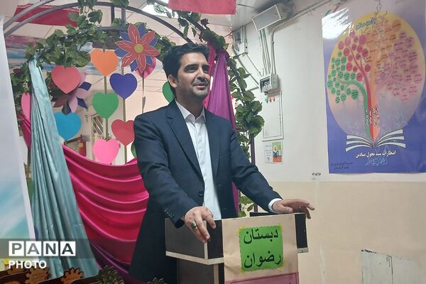 تجلیل از برگزیدگان جشنواره هنری فردا و المپیاد ورزشی در دبستان رضوان بهارستان‌دو