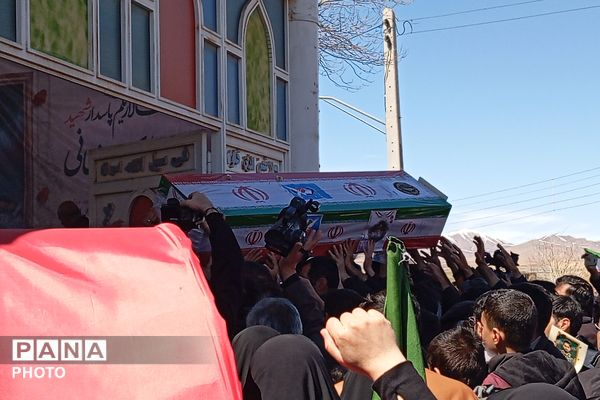 حضور دانش‌آموزان در آیین تشییع و تدفین پیکر مطهر شهید ناوسالار یکم دریادل