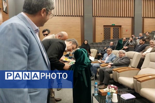 مراسم تقدیر از مشاورین و معاونین پرورشی مدارس ناحیه سه مشهد