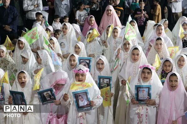 لبخند معنویت در کنار چادر پاکی