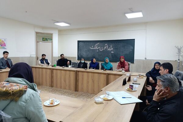  جلسه شورای معلمان دبستان شهید رجایی با محوریت طرح «رهیافت»