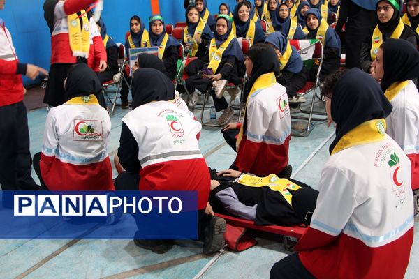 هم‌سرایی هزار نفری دانش‌آموزان یاور انقلاب در اسلامشهر