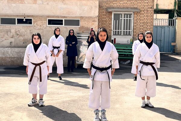 قدرت،هیجان و مهارت در نمایش کاراته کاران دبیرستان رضوان در افتتاحیه المپیاد ورزشی