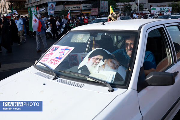 تجمع مردمی بشارت فتح در میدان انقلاب