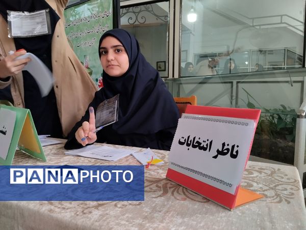 جلوه‌هایی از انتخابات شورای دانش‌آموزی در دبیرستان فرزانگان قم