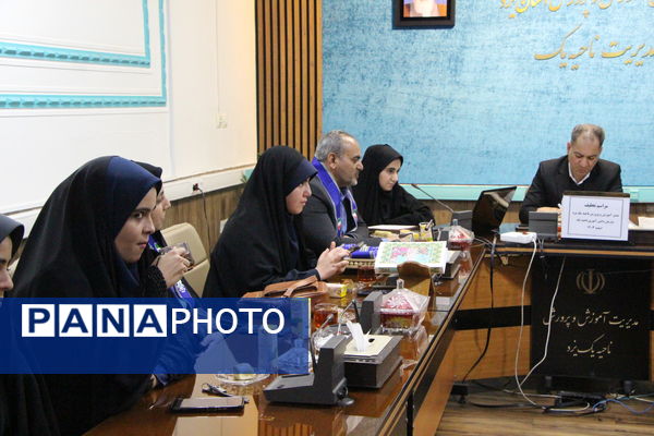 نشست ریاست سازمان دانش‌آموزی با مدیر آموزش و پرورش ناحیه یک یزد