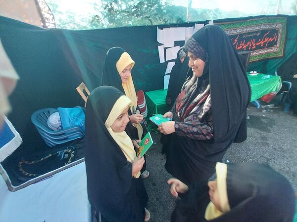 خدمت‌رسانی پیشتازان و خبرنگاران دانش‌آموزی در موکب عشاق‌الحسین گاوازنگ