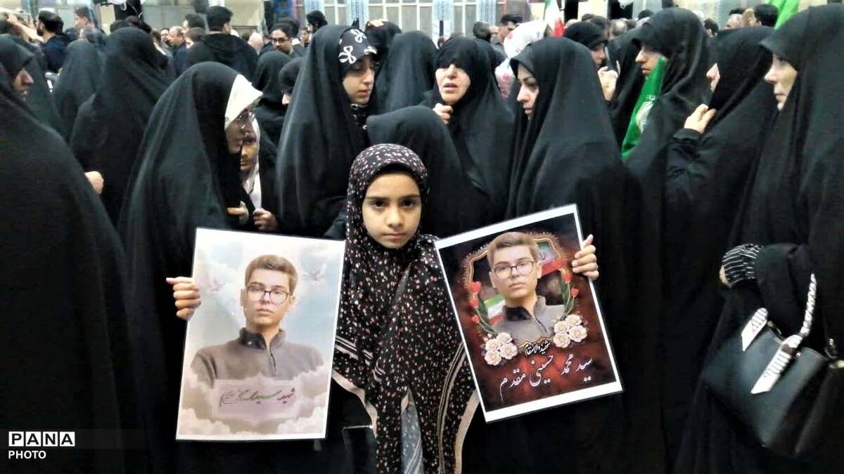 وداع اهالی منطقه بنیاد قم با پیکر مطهر دانش‌آموز شهید «حسینی مقدم»