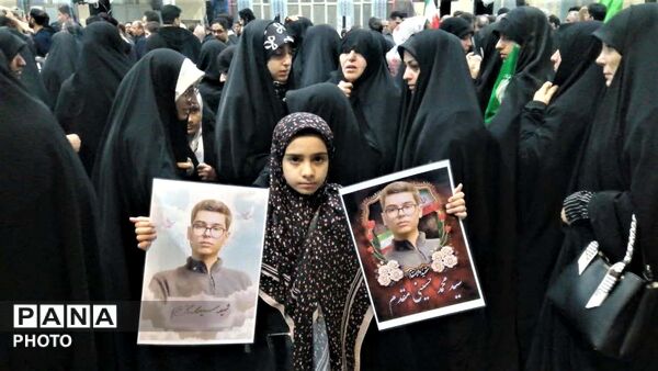 وداع اهالی منطقه بنیاد قم با پیکر مطهر دانش‌آموز شهید «حسینی مقدم»