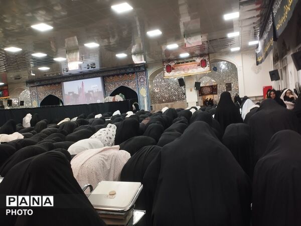 نماز جماعت در امامزاده سید حمزه کاشمر 