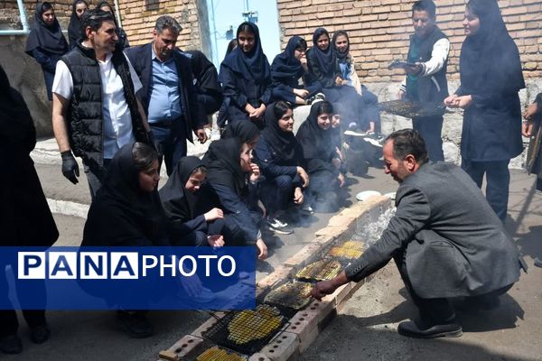 کارگاه طبخ آبزیان در دبیرستان میر فتح‌اله سید زنوزی شهر زنوز 