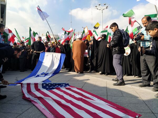  راهپیمایی  روز دانش آموز در مشهد با قلب هایی از جنس عزای حضرت فاطمه (س)