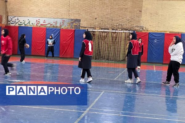مسابقات ورزشی بین مدرسه‌ای در رباط‌کریم