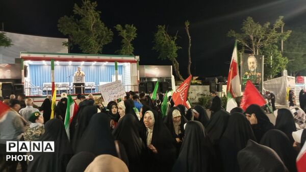 ایستاده در میدان ساعت تبریز