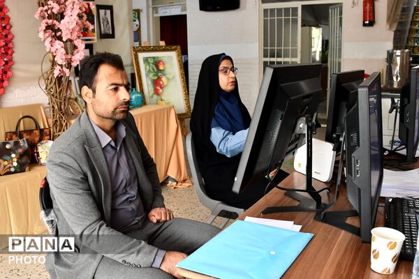 نمایشگاه آثار هنری در هنرستان کاردانش حافظ