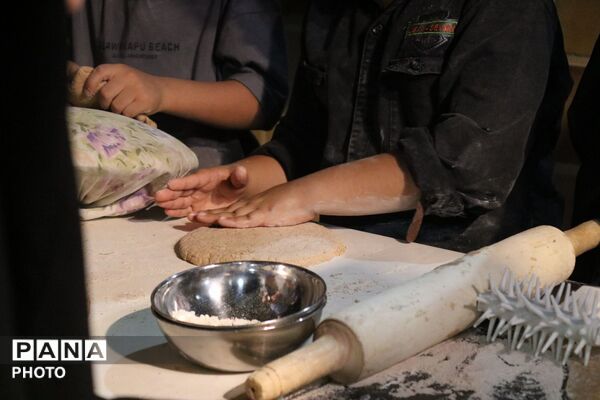 طبخ نان در تنورخانه سنتی ایران با حضور خانواده های شهدای جنگ رمضان