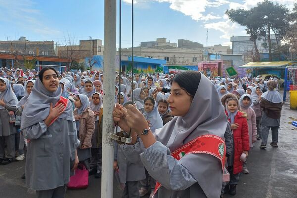 هم صدایی نسل آینده با انقلاب در مدرسه کودک مسلمان قرچک