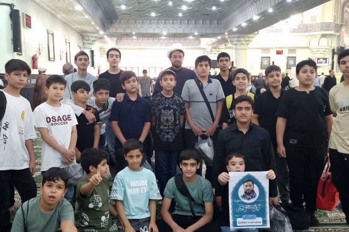 حضور دانش‌آموزان و فرهنگیان ناحیه دو شهرری در نماز جمعه 