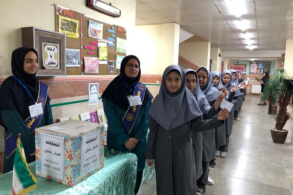برگزاری انتخابات همیار مشاور در آموزشگاه شاهد نجمه ناحیه دو شهرری 