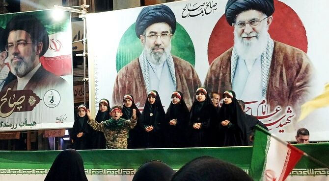 مردم غیور خرم آباد پای آرمان‌هایشان ایستاده‌اند