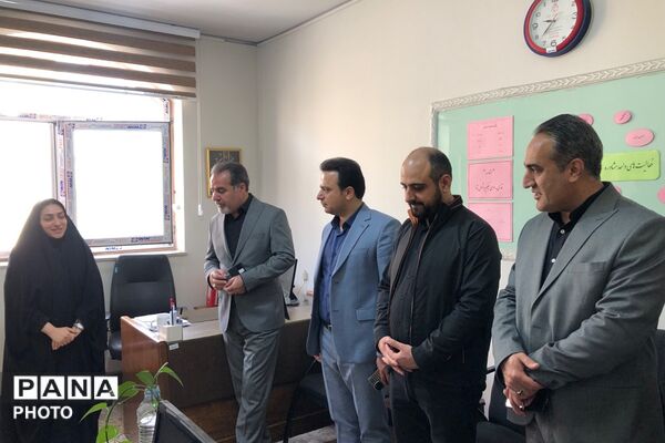 بازدید و عرض تبریک مدیر آموزش و پرورش ناحیه دو شهرری از کارکنان اداری