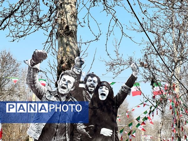 حضور دانش‌آموزان دبستان المهدی در راهپیمایی ۲۲ بهمن 
