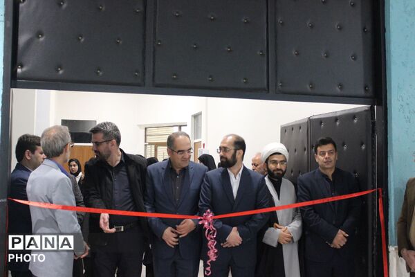 نمایشگاه آثار منتخب دانش‌آموزان با موضوع جنگ رمضان در مرند