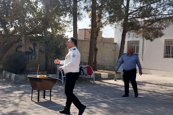 آموزش اصول اولیه آتش‌نشانی در مدرسه زکیه صباشهر