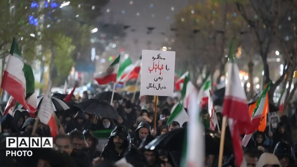اجتماع و راهپیمایی امشب مردم فردیس زیر باران شدید 