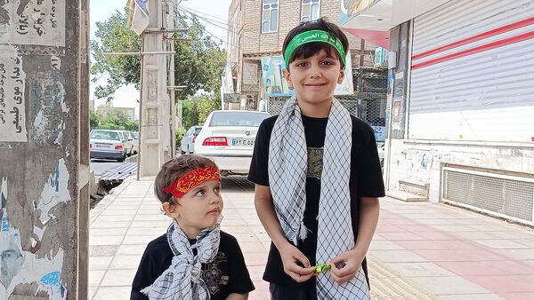 تشییع پیکر دو تن از شهدای جنگ تحمیلی رژیم صهیونیستی همزمان با مراسم تاسوعای حسینی ، در شهرستان ملارد