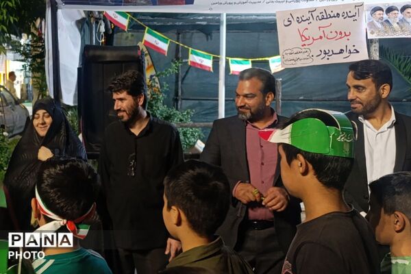 حضور پرشور دانش‌آموزان دبستان پسرانه کاظمیه در غرفه شهدای دانش آموز ورامین