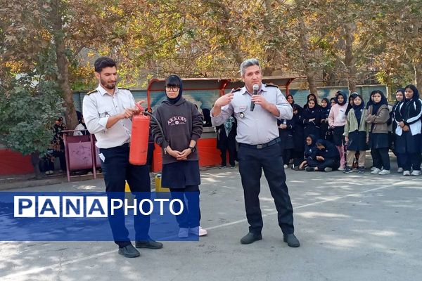 حضور‌ آتش نشانان شهر قدس در دبیرستان فرزانگان