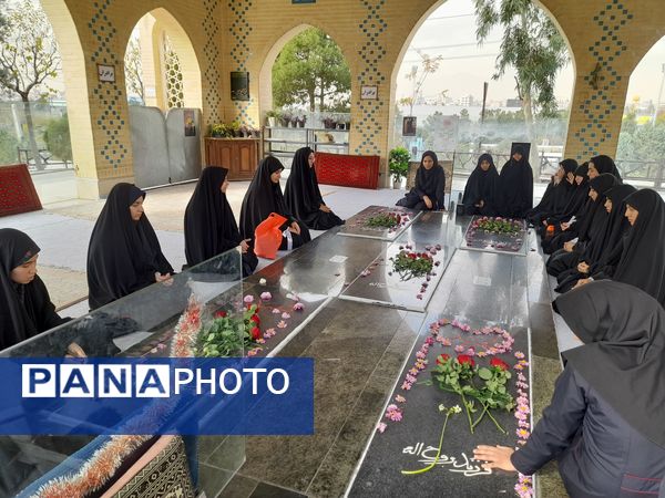 ادای احترام به شهدا توسط دانش‌آموزان دبیرستان فرهنگ ۱۳