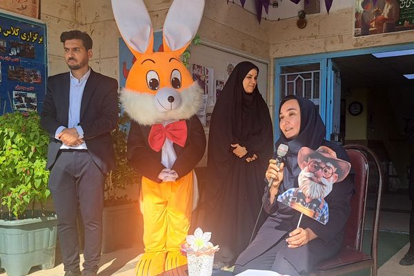  برپایی نمایشگاه  آثار دانش‌آموزان در مدرسه غیاث‌الدین جمشید کاشانی ملارد 