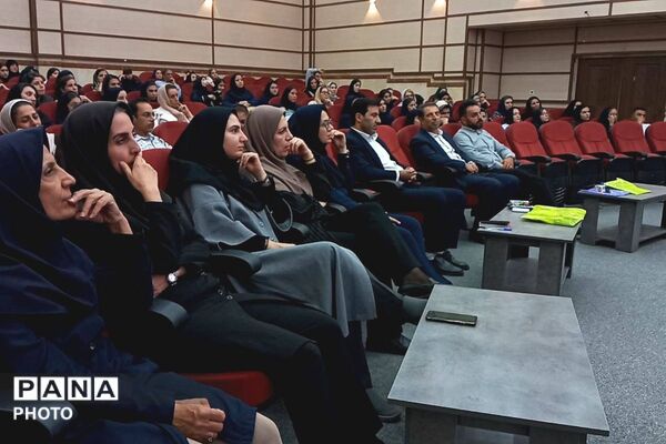 آیین «نشان سمپاد» ویژه دانش‌آموزان ورودی جدید پایه هفتم و دهم دانش‌آموزان فرزانگان شهرستان قدس در سالن گل نراقی