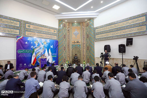 محفل انس با قرآن کریم و اقامه نماز جماعت در نخستین روز بازگشایی مدارس