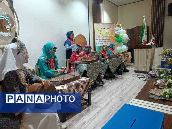 جشن عاطفه‌ها با تقسیم مهر و مهربانی در دبستان آرمینه مصلی نژاد 