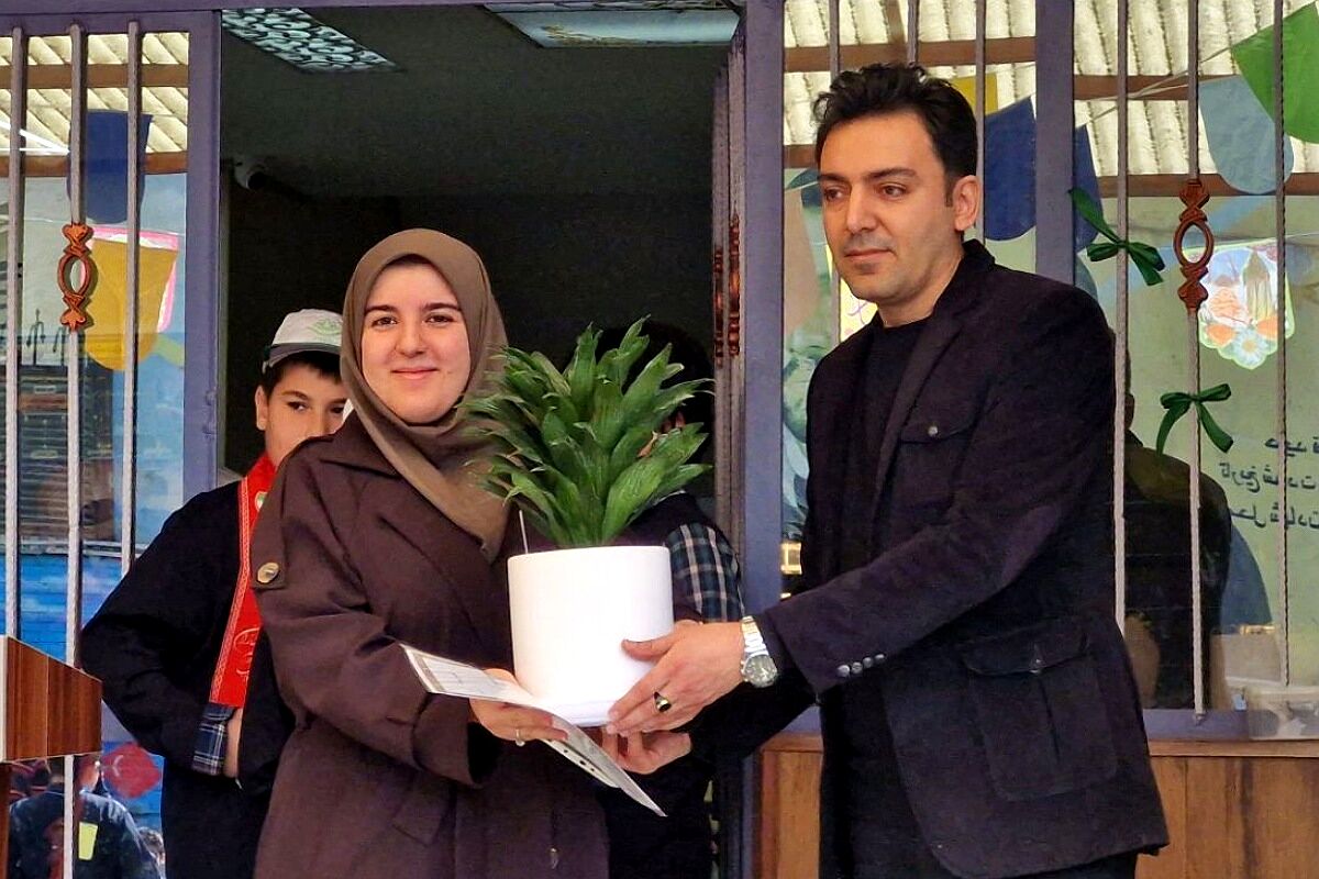 آیین سپاس مربی در دبستان شهید قلنبر ناحیه دو شهرری 
