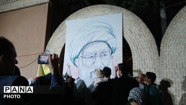 اثر انگشت هایی که قاب رهبر شهید را کامل کردند 