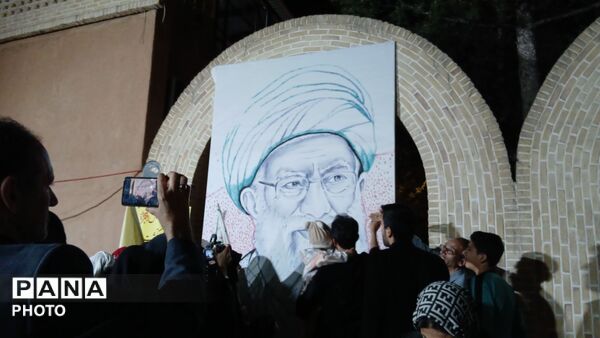 اثر انگشت هایی که قاب رهبر شهید را کامل کردند 