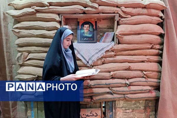 ادای احترام دانش‌آموزان دبیرستان هدی به مقام شامخ شهدا در یادواره محلی