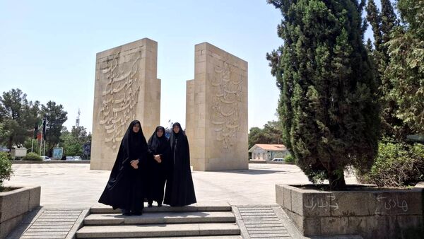فرهنگیان منطقه ۱۴ تهران، به سرداران شهید جنگ ۱۲ روزه ادای احترام کردند