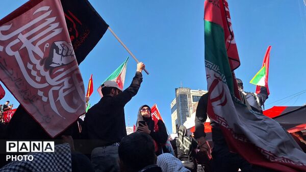 مشهد، در آغوشِ حرم، با رهبر شهید وداع کرد