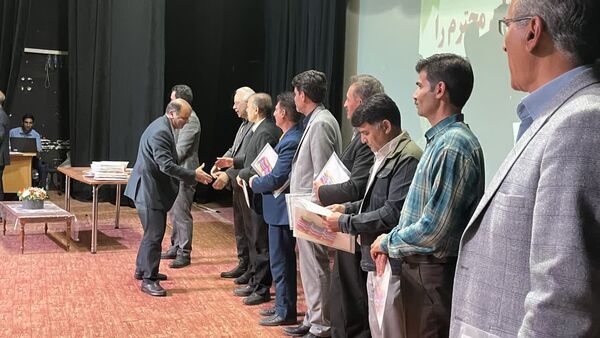 تجلیل از برترین‌های آموزشی و پرورشی دبیرستان نمونه آیت‌الله خامنه‌ای کاشمر