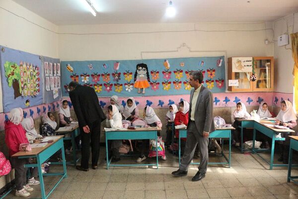 هم‌اندیشی مدیر و معلمان"دبستان گل‌های بهشت" فیروزکوه