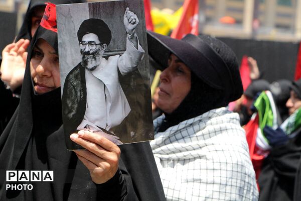 آخرین وداع با قائد شهید: پیکر مطهر آیت‌الله سیدعلی‌خامنه‌ای در میان سیل عاشقان به مصلی تهران رسید 