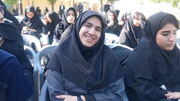 نواختن زنگ استانی مهر، ایثار و مقاومت در مدرسه نمونه دولتی ۹ دی به مناسبت آغاز سال تحصیلی و هفته دفاع مقدس