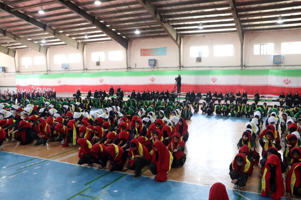 ثبت اثر انگشت هزار دانش‌آموز یزدی پای پرچم ایران