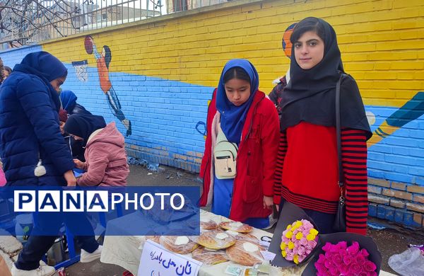 بازارچه دانش‌آموزی کسب در آمد در دبیرستان میثاق منطقه تبادکان مشهد